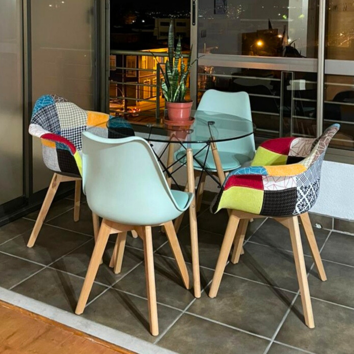 Comedor 4 Sillas Pathwork Mix + Mesa Eames Vidrio